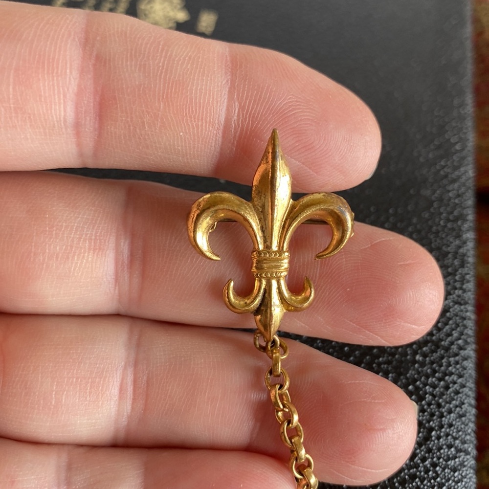 Vintage gold tone star, moon and Fleur de lis sweater pin with rolo link chain - Picture 6 of 11